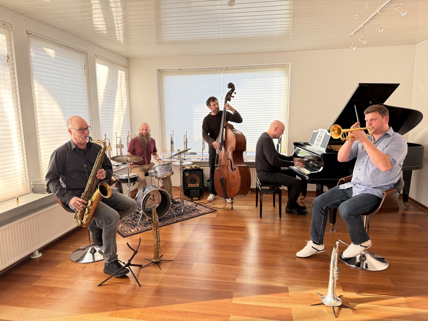 Das jazzkollektiv hannover beim Spielen: Thomas Zander (Saxophon), Timo Warnecke (Schlagzeug), Sebastian Bauer (Kontrabass), Achim Kück (Flügel) und Claus Löhr (Trompete)